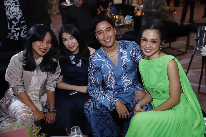 Andien (kanan) memakai gaun Valentino