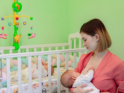 6 Tips Sukses Menyusui Bayi Kembar, Bantuan Konselor Laktasi hingga Mengasihi Diri Sendiri