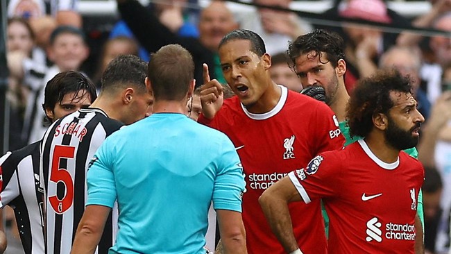 Pemain Liverpool Virgil van Dijk terancam sanksi tambahan karena reaksi berlebihan usai dikartu merah saat melawan Newcastle United.