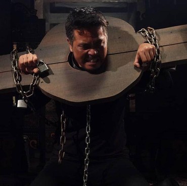 Atraksi-atraksi Sulap Gila Oge Arthemus Sebelum Ditangkap karena Narkoba