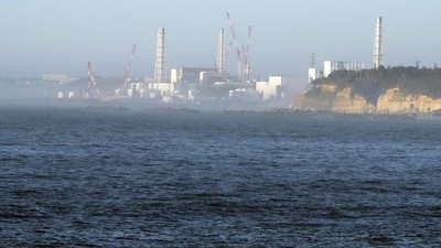 Pembangkit listrik tenaga nuklir Fukushima Daiichi, rusak akibat gempa bumi dan tsunami besar pada 11 Maret 2011, terlihat dari dekat pelabuhan perikanan Ukedo di kota Namie, timur laut Jepang, Kamis, 24 Agustus 2023. (AP Photo/Eugene Hoshiko, File)