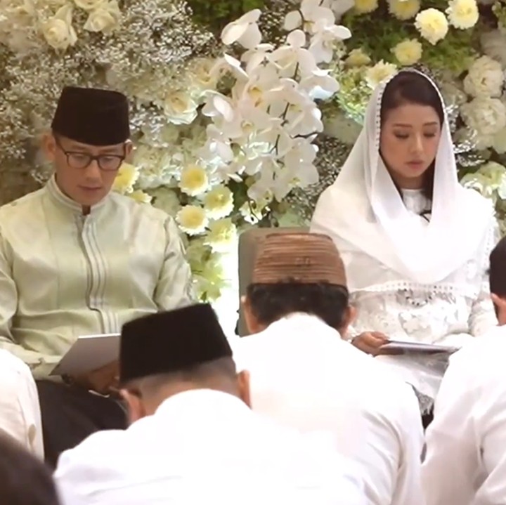 <p>Acara berlangsung dengan sangat khidmat. Sandiaga turut mengundang sejumlah tokoh pemuka agama untuk memberikan doa kepada sang putri. "Ridho dari kami serta iringan doa Habib Husin @mulachelafull, Ustadz @abiamirofficial, Ustadz @adihidayatofficial, serta seluruh keluarga dan para tamu turut menyertai Kaka. Semoga menjadi keluarga yang sakinah, mawadah, warahmah. Aamiin YRA," tulis Sandiaga. (Foto: Instagram @sandiuno)</p>