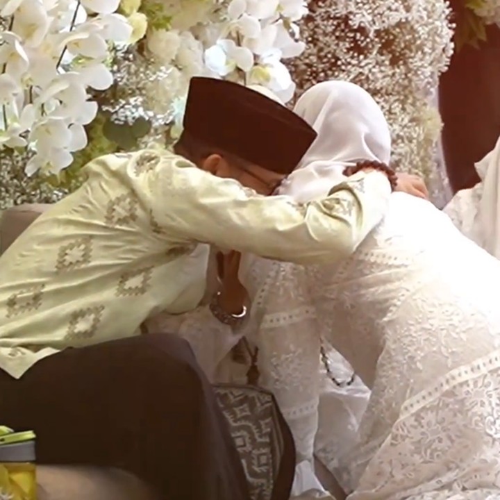 <p>Momen pengajian diselimuti dengan suasana haru ketika ayahanda dan ibunda Anneesa tampak memeluk putri tercinta mereka yang tak lama lagi akan menikah. "Rasanya bersyukur, terharu dan bahagia sekali bisa mengantarkan putri sulung saya, Kaka Atheera menuju hari bahagianya," ungkap Sandiaga. (Foto: Instagram @sandiuno)</p>