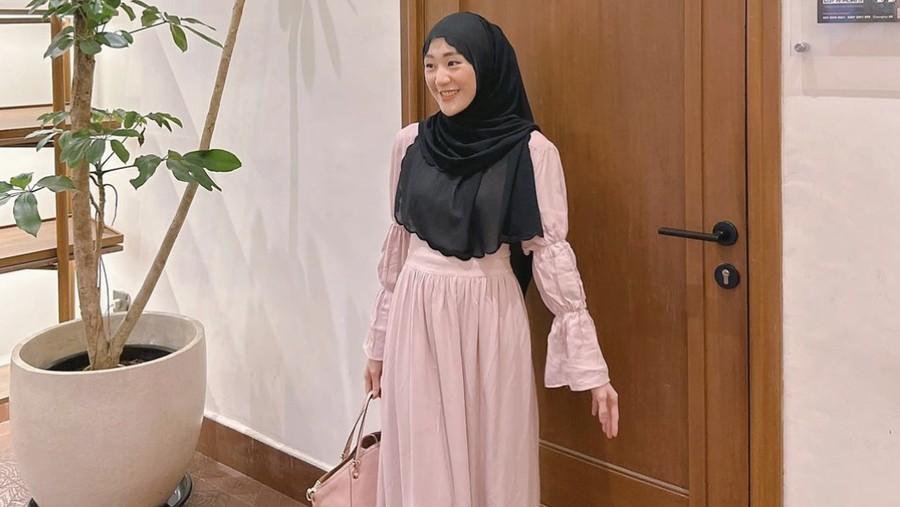 Pesona Larissa Chou Saat Santai di Kafe hingga Belajar Bikin Kue Pesona Larissa Chou Saat Santai di Kafe hingga Belajar Bikin Kue