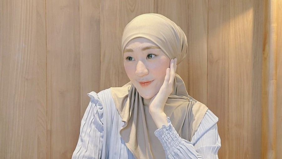 Pesona Larissa Chou Saat Santai di Kafe hingga Belajar Bikin Kue