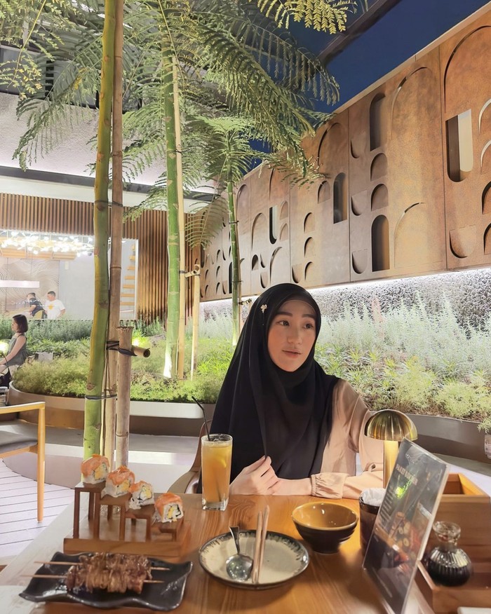 Pesona Larissa Chou Saat Santai di Kafe hingga Belajar Bikin Kue