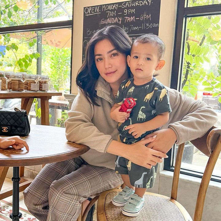 <p>Don lahr pada 4 Mei 2022. Di tahun ini, usianya sudah genap satu tahun, lho. Don pun tumbuh menjadi anak yang sehat dan ceria. (Foto: Instagram: @inijedar)</p>