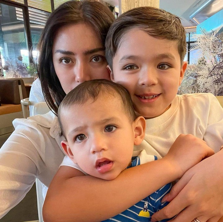 <p>Don juga terlihat sangat dekat dengan kakaknya, El Barack, Bunda. Keduanya kerap terlihat bermain bersama. El bahkan selalu menjaga Don, lho. So Sweet, ya! (Foto: Instagram: @inijedar)</p>