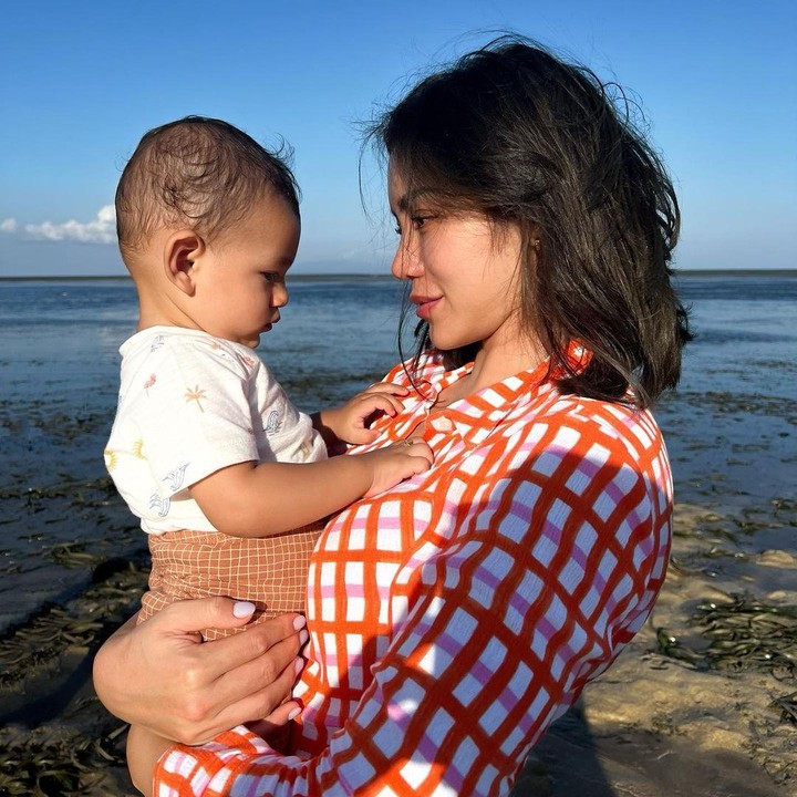 <p>"Yang aku impikan selama ini. Punya keluarga kecil, hidup rukun, sehat, dan bahagia," ungkapnya seraya menatap wajah sang putra. (Foto: Instagram: @inijedar)</p>