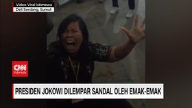 VIDEO: Presiden Jokowi Dilempar Sandal oleh Emak-emak