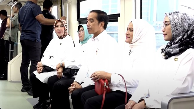 Presiden Joko Widodo (Jokowi) mengungkapkan pembangunan LRT Jabodebek menghabiskan anggaran Rp32,6 triliun.