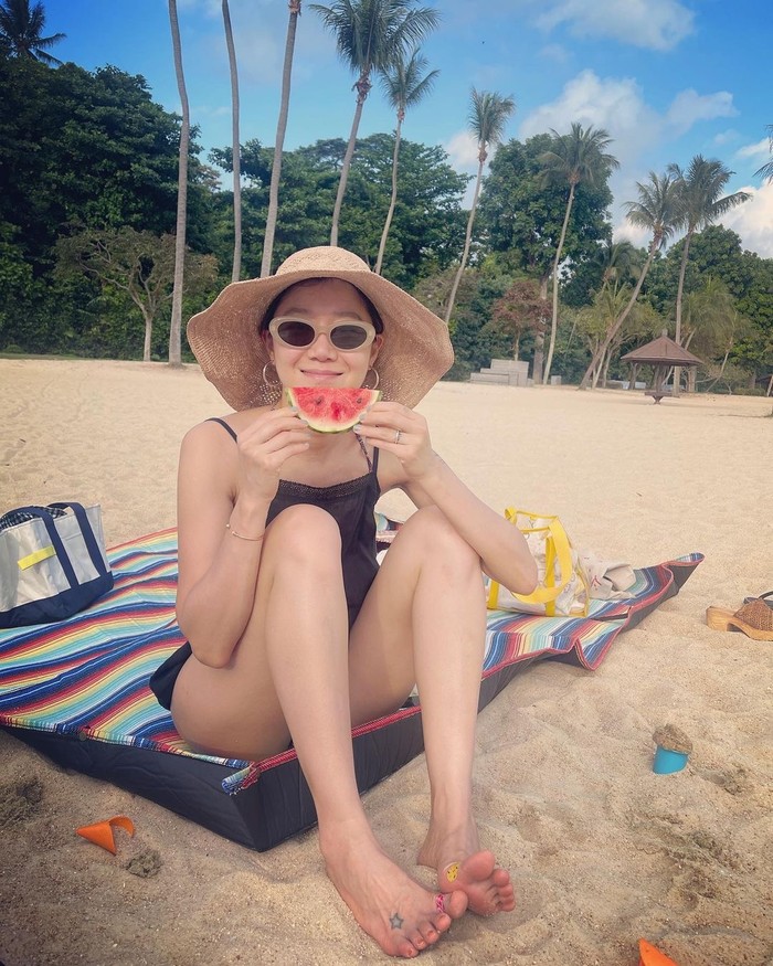 Raffia hat banyak digunakan untuk berlibur di pantai, tak terkecuali Gong Hyo Jin yang terlihat cantik dengan raffia hat bertepi lebar untuk menutupi wajahnya. Ia juga memadukannya dengan kacamata hitam krem, dan gaun mini hitam./ Foto: vogue.co.kr