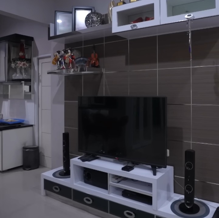 <p>Fitri Carlina memiliki rumah yang ia huni bersama suaminya, Hendra Sumendap usai menikah. Hunian mereka tampak sederhana namun tetap hangat, Bunda. (Foto: YouTube MAIA ALELDUL TV)</p>
