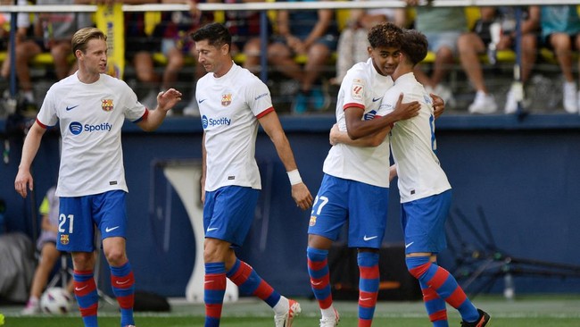 Pemain berusia 16 tahun milik Barcelona, Lamine Yamal, dapat standing ovation dari fans Villarreal pada pertandingan Liga Spanyol, Minggu (27/8) malam.