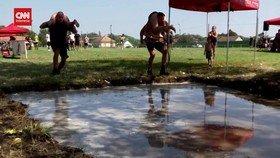 VIDEO: Serunya Tradisi Lomba Lari Sambil Gendong Istri