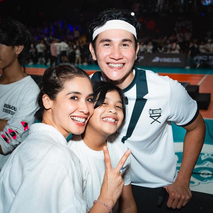 <p>Event olahraga bertajuk Bahkan Voli berlangsung meriah pada Sabtu 26 Agustus 2023 yang lalu. Untuk diingat kembali, para selebriti pria yang menjadi pemain dibagi dalam dua tim, yakni The Actor dan The Prediksi. Ada banyak momen para pemain anak yang diabadikan, salah satu kedekatan aktor Vino G Bastian dengan sang istri Marsha Timothy dan putri semata wayang mereka, Jizzy Pearl Bastian (Foto: Instagram @vinogbastian__)<br /><br /><br /></p>