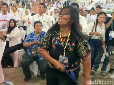 Ini Sosok Wanita yang Nekat Siram Air dan Lempar Sandal ke Presiden Jokowi