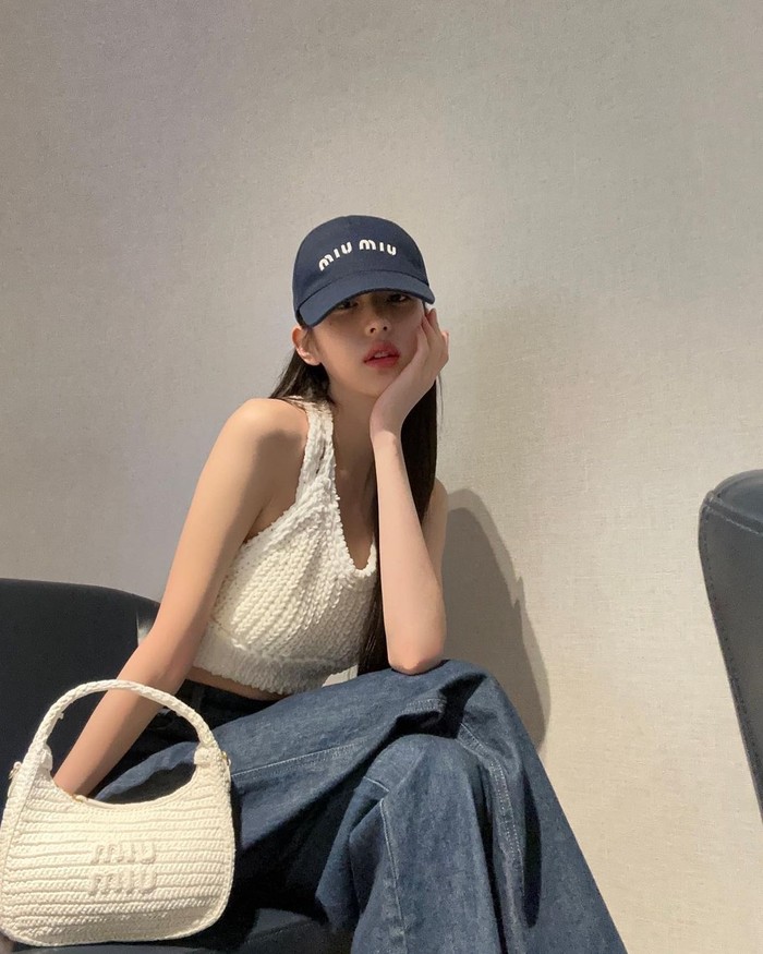 Wonyoung terlihat menarik perhatian dengan ball cap Miu Miu berwarna navy yang dipadukan dengan atasan rajut halterneck Jacquemus dengan denim boot-cut Miu Miu mid-blue, membuatnya terlihat segar dan cool./ Foto: vogue.co.kr