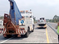 Xenia Terbalik di KM 81 Tol Malang-Pandaan