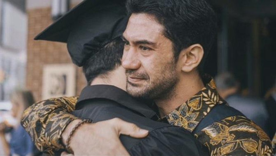 Adik Reza Rahadian Wisuda