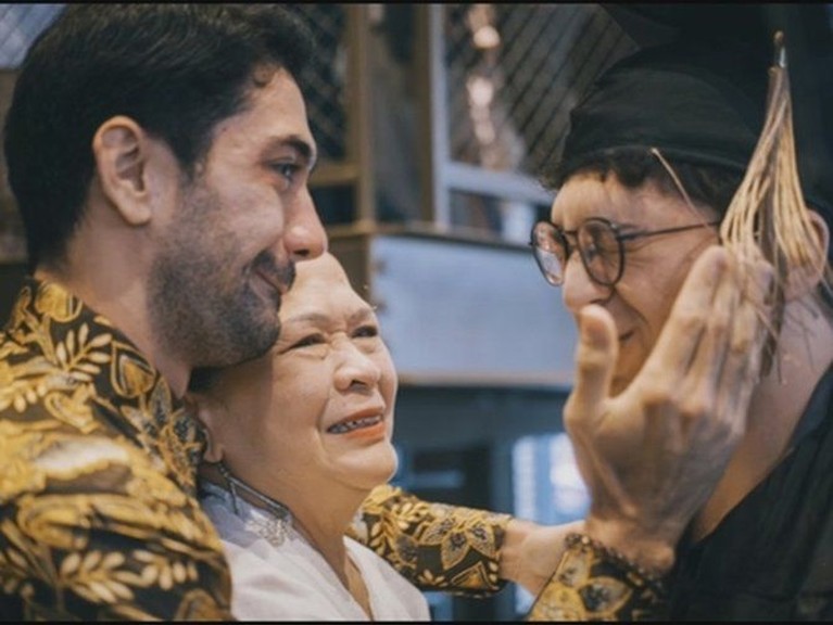 Adik Reza Rahadian Wisuda
