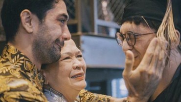 img-title 7 Potret Jonathan Adik Reza Rahadian yang Baru Lulus Kuliah di Amerika