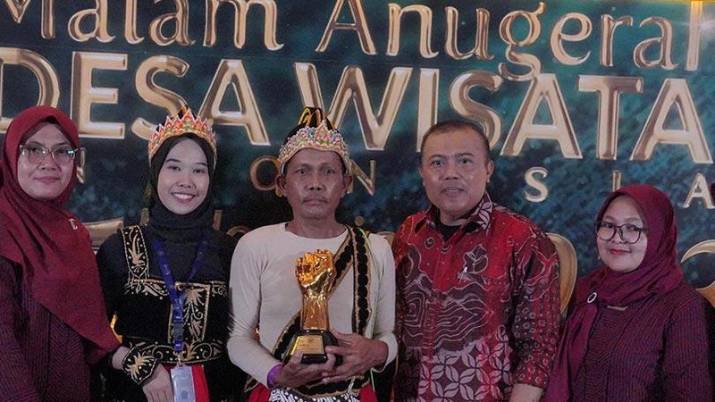 Desa Sidowarno, Wonosari, Klaten, Jawa Tengah keluar sebagai juara empat kategori Suvenir dalam ajang ADWI 2023 yang diinisiasi oleh Kemenparekraf.