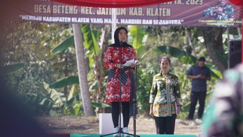 Bupati Klaten Sri Mulyani resmi membuka Karya Bhakti Mandiri Klaten Bersinar (KBMKB) ke-17 Desa Beteng.