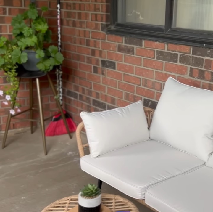 <p>Adik Gracia Indri ini juga menunjukkan area <em>patio</em> yang terletak di luar apartemen miliknya. "Setelah sekian lama akhirnya aku punya <em>patio.</em> Sangat <em>simple</em>, tempat duduk aku di mana biasanya kita nongkrong. Lalu ada tanaman juga. Tapi tupai ternyata suka loncat ke sofa ini," ujar Gisela. (Foto: YouTube Gisela Cindy)</p>