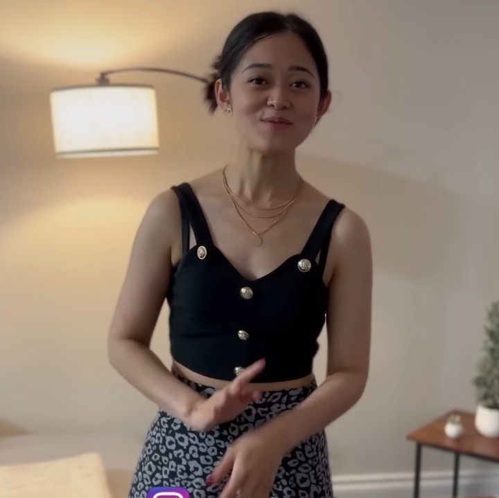 <p>Gisela bercerita, sang Bunda banyak terlibat dalam menata isi apartemennya. Salah satunya adalah penataan ruang tamu, Bunda. "Jadi semua perintilan dan tanaman ini sudah ditata sama ibu. Semuanya ini ibu yang menata, tapi favorit aku dari <em>living room</em> ini adalah sofa ini. Benar-benar <em>comfy</em> banget dan ini tuh bisa dipindah-pindah," kata Gisela. (Foto: YouTube Gisela Cindy)</p>