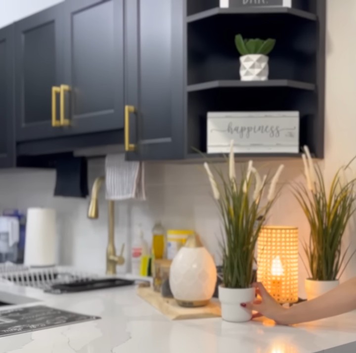 <p>Sementara itu, dapur Gisela Cindy dirancang dengan tema pilihannya sendiri. "Aku memang suka banget sama<em> black, gold, and white</em>. Aku pengen itu ada di <em>kitchen</em> aku. Ibu dan kak Indri awalnya ragu dengan warna itu. Biasanya yang aku tahu, <em>kitchen</em> itu memang selalu warna terang. Tapi ini dirancang sesuai dengan karakter aku," paparnya. (Foto: YouTube Gisela Cindy)</p>