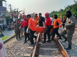 Bocah di Surabaya Tewas Tertabrak KA Saat Hendak Berangkat Sekolah