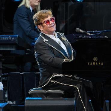 Umumkan Pensiun, Elton John Alami Luka Ringan Usai Terjatuh di Vila