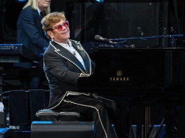 Umumkan Pensiun, Elton John Alami Luka Ringan Usai Terjatuh di Vila