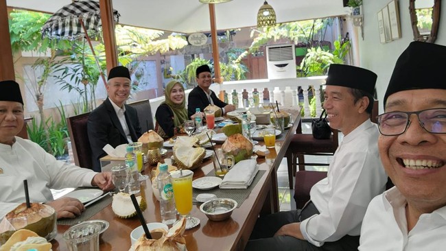 Dari foto momen di meja makan siang bersama Jokowi, Prabowo, Ganjar, dan Pratikno tersebut tersaji durian hingga air kelapa.