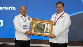 Airlangga Raih Gelar Tokoh Transformasi Industri di BKTI-PII Award