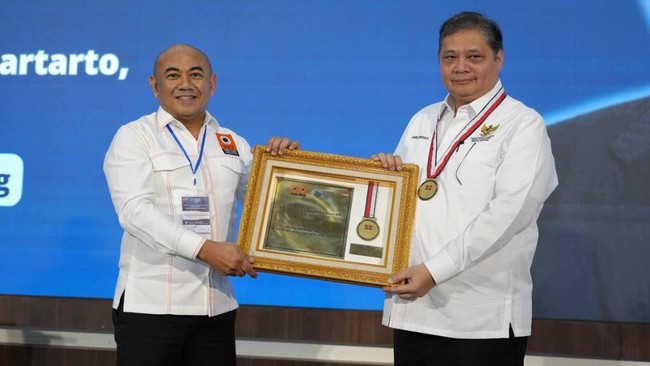 Penghargaan itu diberikan atas upaya Airlangga mendorong Revolusi Industri 4.0 di Indonesia ketika menjabat sebagai Menteri Perindustrian pada periode lalu.