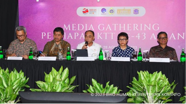 Sebanyak 170 media internasional dan 70 media nasional sudah terdaftar sebagai peliput KTT ke-43 ASEAN, dengan jurnalis yang mendaftar sebanyak 1.077 orang.
