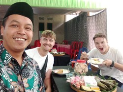 Kocak Bule Nyasar Dikira Warung Ternyata Orang Hajatan