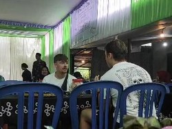 Potret 2 Bule Nyasar Santuy Ikut Makan di Kondangan Kulon Progo