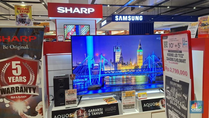 Pengunjung memilih barang elektronik saat berlangsungnya Full Day Sale di Transmart Cempaka Putih, Jakarta, Selasa (29/8/2023). (CNBC Indonesia/Khoirul Anam)