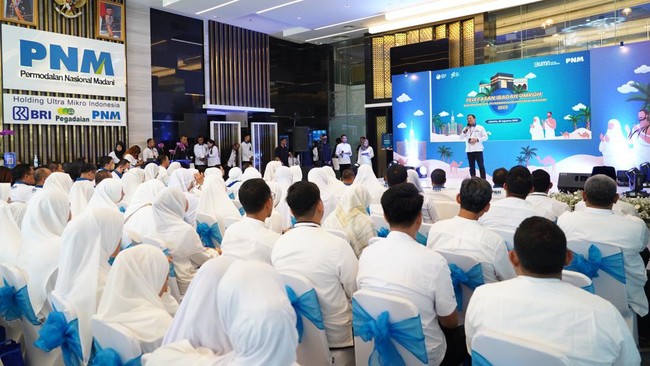 Direktur Utama PNM, Arief Mulyadi melepas 233 jemaah umrah yang terdiri dari karyawan, nasabah dan keluarga karyawan PNM.