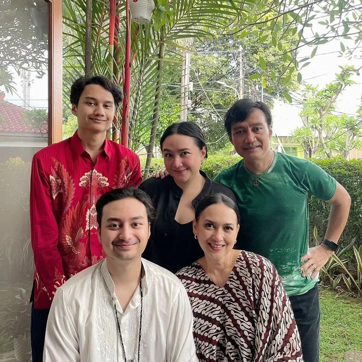 <p>Ira Wibowo dan Katon Bagaskara memutuskan untuk bercerai pada tahun 2012. Meski begitu, Chika tetap bisa berkumpul dengan Ira, termasuk pada saat Hari Raya Idul Fitri. (Foto: Instagram: @chikabagaskara)</p>