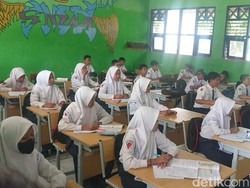 Rambut Belasan Siswi SMP di Lamongan Di-petal Guru gegara Tak Pakai Ciput
