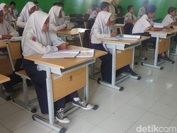 Geramnya Wagub Emil 11 Siswi SMP 1 Sukodadi Lamongan Di-petal