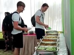 Heboh 2 Bule Nyasar Makan di Kondangan Dikira Warung di Kulon Progo
