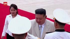 VIDEO: Momen Kim Jong-un Ajak Putrinya Kunjungi Angkatan Laut Korut