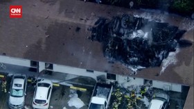 VIDEO: Helikopter Damkar AS Jatuh ke Atap Apartemen, 4 Dilarikan ke RS