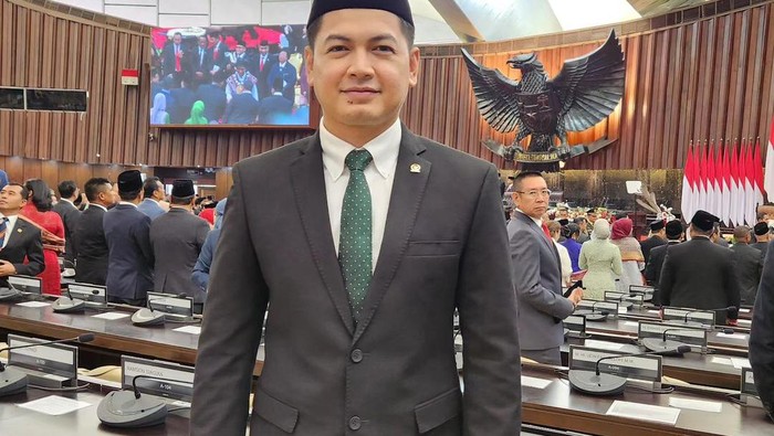 img-title Ini Pendidikan Tommy Kurniawan yang Sempat Dikira Jadi Hakim saat Sidang Ahmad Dhani