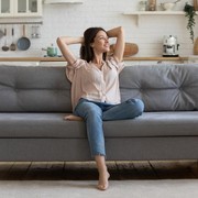 Cocok untuk Kaum Mager, Ini 4 Gerakan Olahraga yang Bisa Dilakukan Sambil Duduk